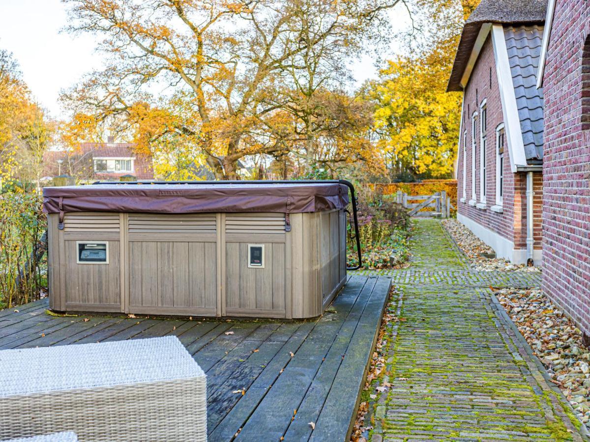 Charming Holiday Home in Nijverdal with Jacuzzi Buitenkant foto