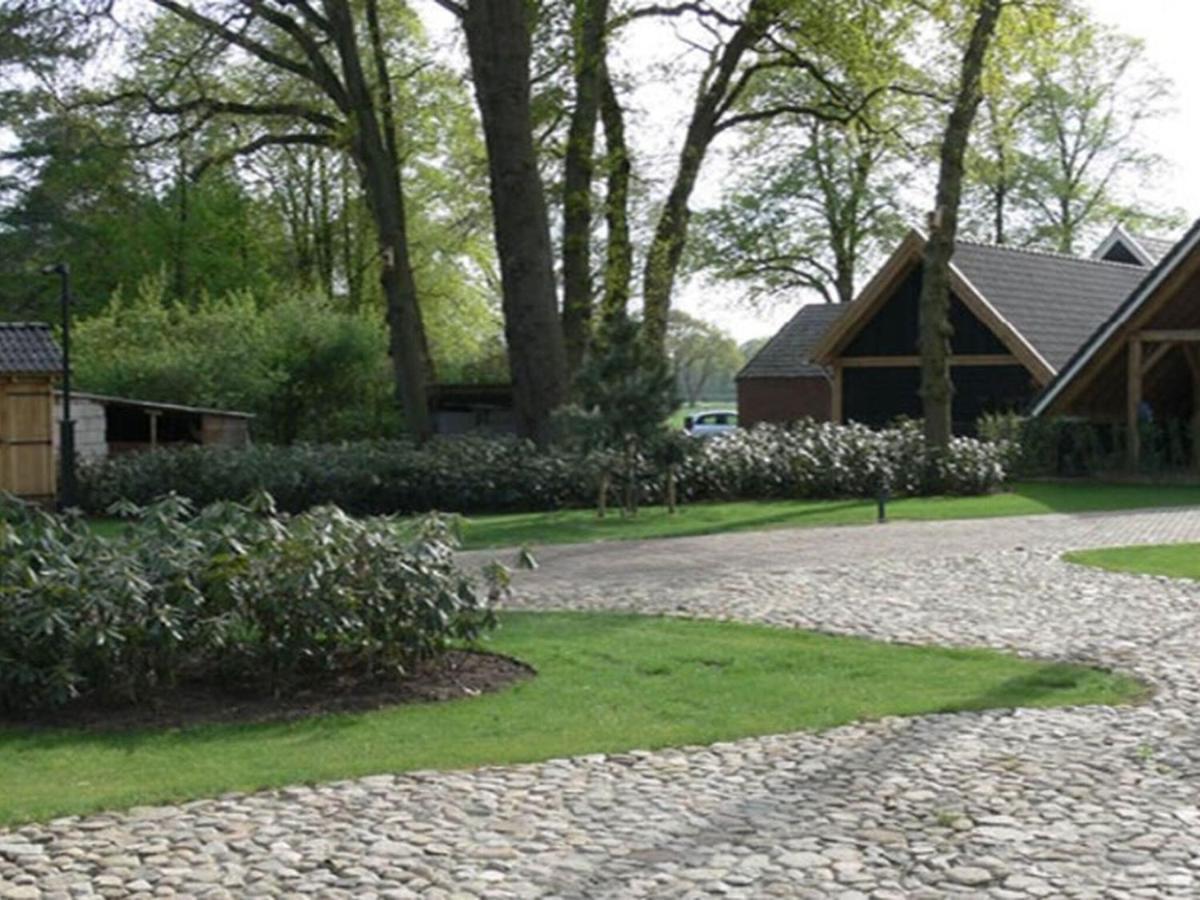 Charming Holiday Home in Nijverdal with Jacuzzi Buitenkant foto