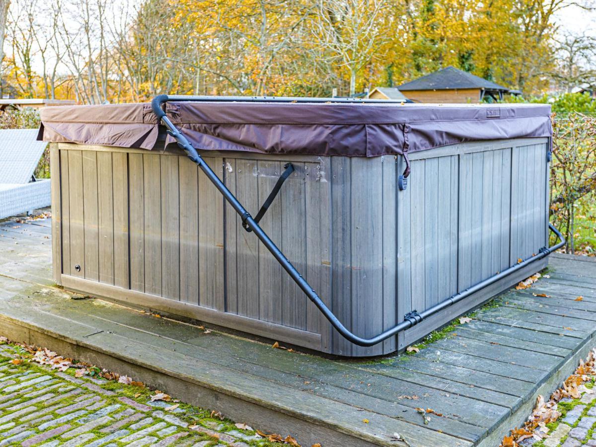 Charming Holiday Home in Nijverdal with Jacuzzi Buitenkant foto